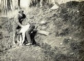 A thiepvali erdőben 1916. májusában-júniusában. Az álló alak Paul Pollock, akinek édesapja abban a belfasti templomban volt presbiteriánus miniszter, ahova Hackney járt. Pollockot a somme-i csata első napján megölték. Maradványait sohasem találták meg
