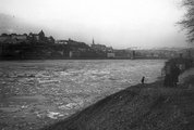 Látkép a Királyi Palotával, a Lánchíddal, a zajló Dunával a Belgrád (Ferenc József) rakpartról 1903-ban <br /><i>Fortepan/Schoch Frigyes</i>