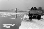 Pesti Duna-part. Szórják a Dunába a városban összeszedett havat 1957-ben  <br /><i>Fortepan/Szent-Tamási Mihály</i>