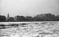 A zajló Duna. Túlparton a Döbrentei tér és a Várkert (Groza Péter) rakpart épületei és a Királyi Palota 1959-ben  <br /><i>Fortepan/Nagy Gyula</i>