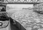 Újpesti-öböl, balra az Újpesti (Északi összekötő) vasúti hídon túl, a Népszigeten a MAHART hajójavító 1982-ben <br /><i>Fortepan/Magyar Rendőr</i>