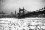 Erzsébet híd, szemben a pesti hídfőnél a Belvárosi templom 1941-ben <br /><i>Fortepan/Saly Noémi</i>