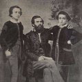 A Kossuth-fiúk (balra Ferenc, jobbra Lajos Tódor) és nevelőjük, Karády Ignác