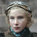 A világtörténelemben mindössze két női ászpilóta ismert. Jekatyerina Budanova 11, az 586. vadászezredből indult, később a sztálingrádi frontra került, moszkvai zsidó családban született Lidija Litvjak (a képen) pedig 12 egyéni győzelmet aratott (öt megosztott siker mellett). 1943. augusztus 21-én halt meg, miután a gépét lelőtték. Litvjaknak (akinek a rendszer ellenségének bélyegzett édesapját 1937-ben az NKVD kivégezte) csak 1979-ben azonosították a földi maradványait, és mivel egészen addig fennállt annak a lehetősége, hogy német fogságba esett, csak utólag, 1990-ben kapta meg a Szovjetunió hőse kitüntetést. 