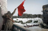 A véres csata egyik legismertebb fotóján egy szovjet katona lenget egy vörös zászlót egy erkélyről, miközben katonai teherautók gyülekeznek az épület előtti téren.