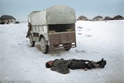 Egy FIAT teherautó olasz sofőrje fekszik holtan a sztálingrádi hőmezőn. 