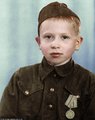 A sztálingrádi csatában nem csak felnőtt férfiak harcoltak. Az ütközetben részt vett többek között egy fiatal felderítő, Alekszej Ivanov is, aki 1943-ban kitüntetést is kapott a küzdelmekben tanúsított bátorságáért. 