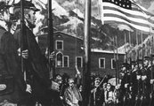 Az amerikai zászló felvonása a hivatalos átadó ünnepségen