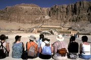 Turisták hallgatják az idegenvezetőjüket Hatsepszut halotti templománál, a Dzseszer-Dzseszerunál 