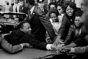 King támogatóival fog kezet Bostonban, 1964-ben (kép forrása: magnumphotos.com)