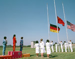 Vu Hsziaohszüan kínai aranyérmes, Ulrike Holmer nyugatnémet ezüstérmes és Wanda Jewell amerikai bronzérmes a női 50 méteres összetett sportpuska-lövészet éremátadásán, 1984. augusztus 2. (kép forrása: Wikimedia Commons)