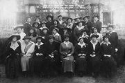 Nők a margitszigeti kávéház előtt (1910)