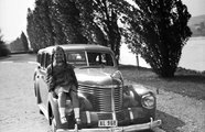 Kislány egy Opel Kapitän típusú személygépkocsin (1940)