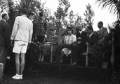 Takarásban Horthy Miklós, ülnek: Horthy Miklósné, Horthy Istvánné, Horthy István. A felvétel a tenisz díszpályánál készült 1942. májusában, a Magyarország - Németország (3:3) teniszmérkőzésen